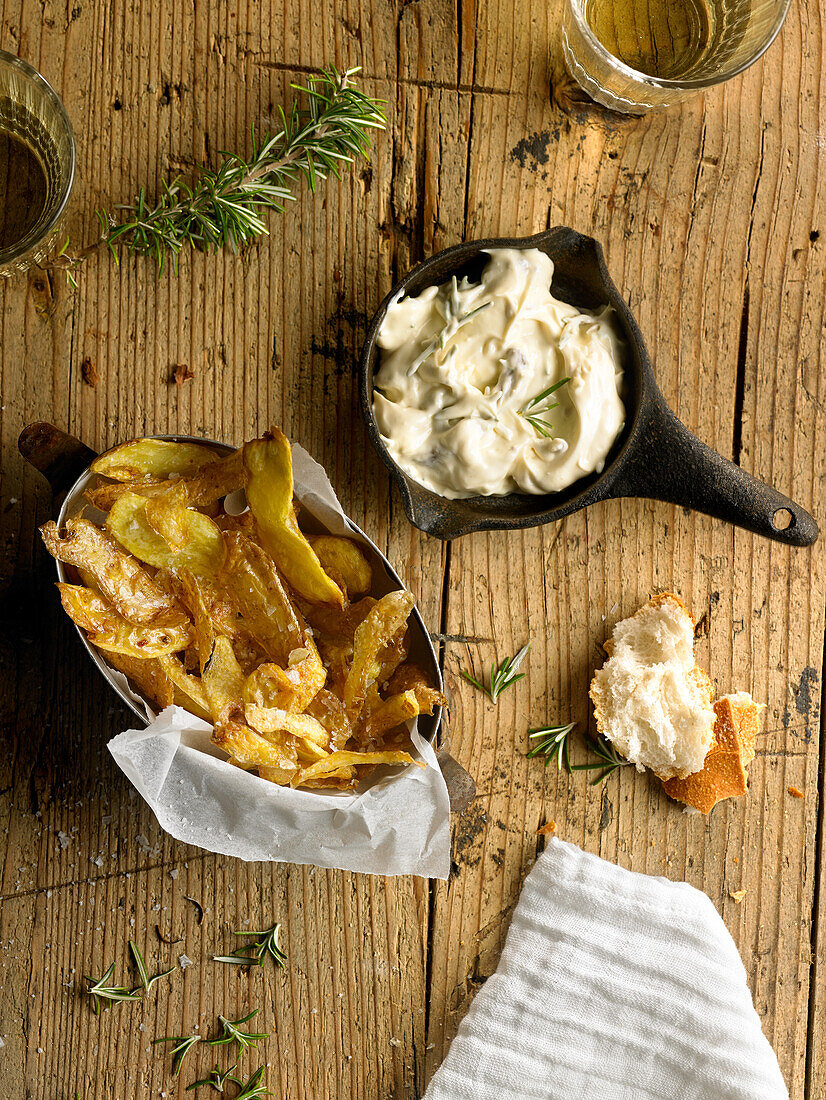 Selbstgemachte Kartoffelchips mit Sardellenfilets und Mayonnaise