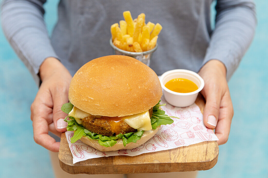 Chicken Burger mit Ei, Cheddar und Rucola dazu Pommes frites und Senfsauce