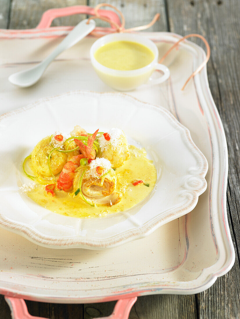 Fillet of sole with prawns and garlic in curry sauce