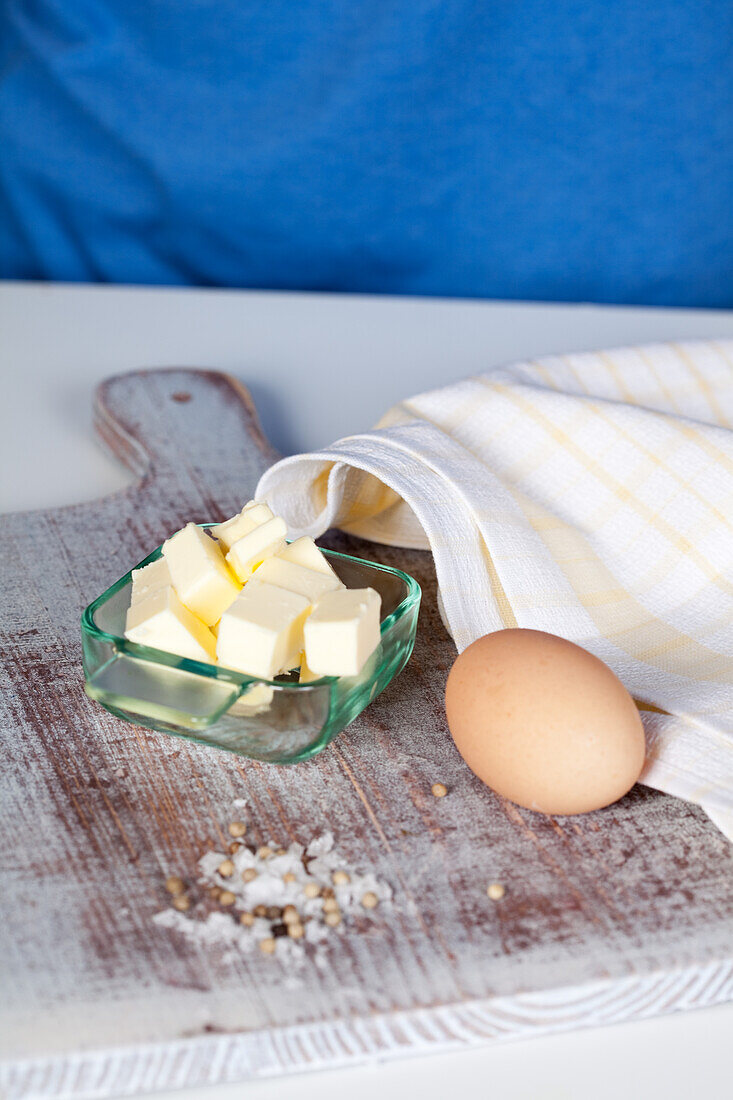 Zutaten für Sauce Hollandaise: Butter, Eier, Salz und Pfeffer