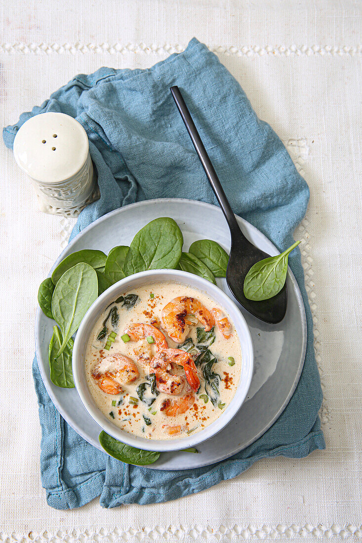 Kokosmilchsuppe mit Garnelen und Spinat