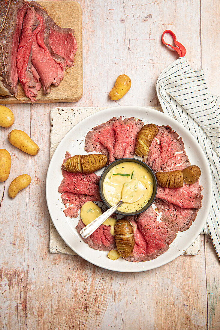 Roast beef carpaccio with Hasselback potatoes and béarnaise sauce