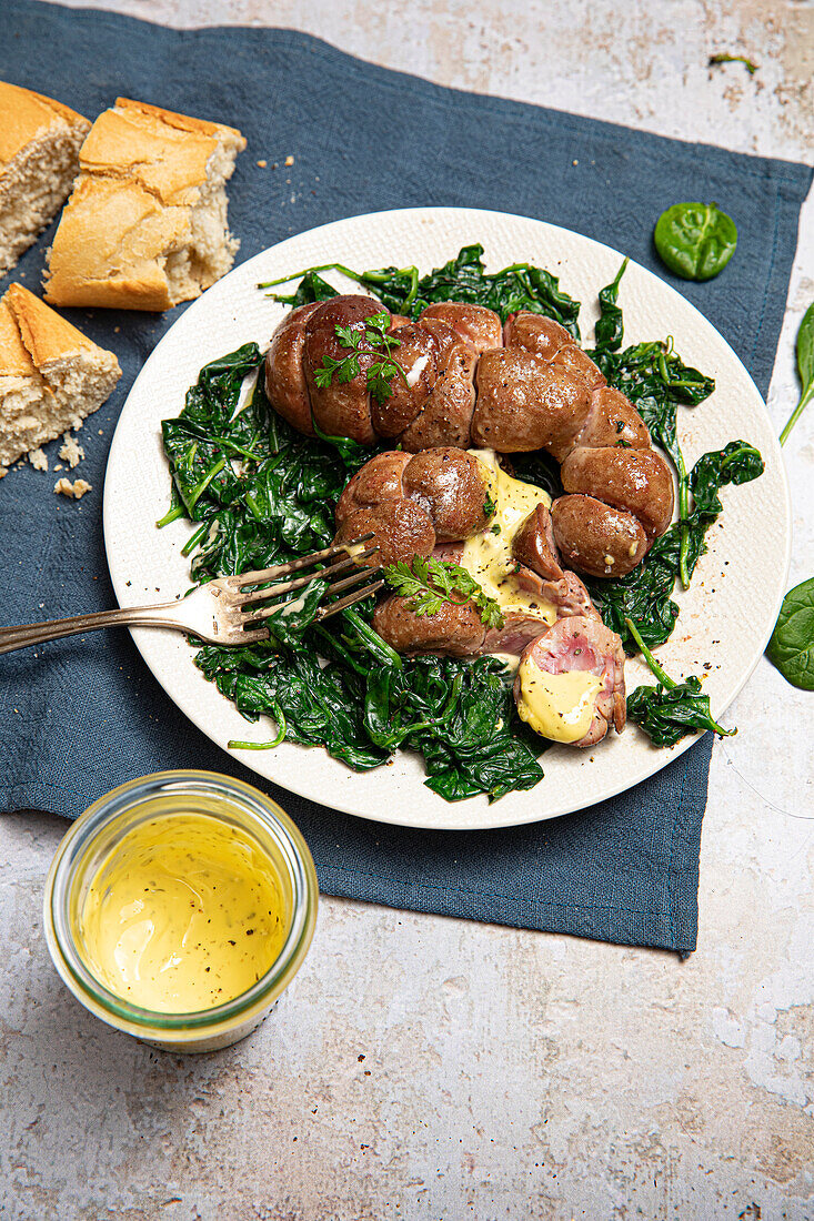Pan-fried veal kidneys with spinach and Béarnaise sauce