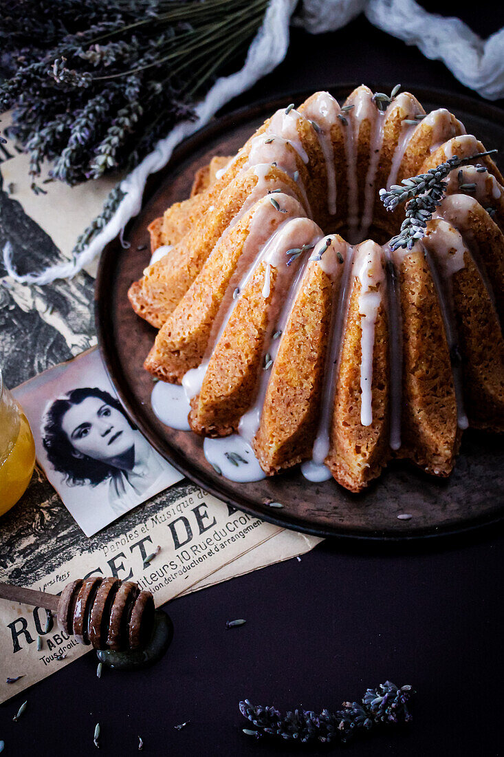 Bundt Cake mit Honig, Lavendel und Zitronenglasur