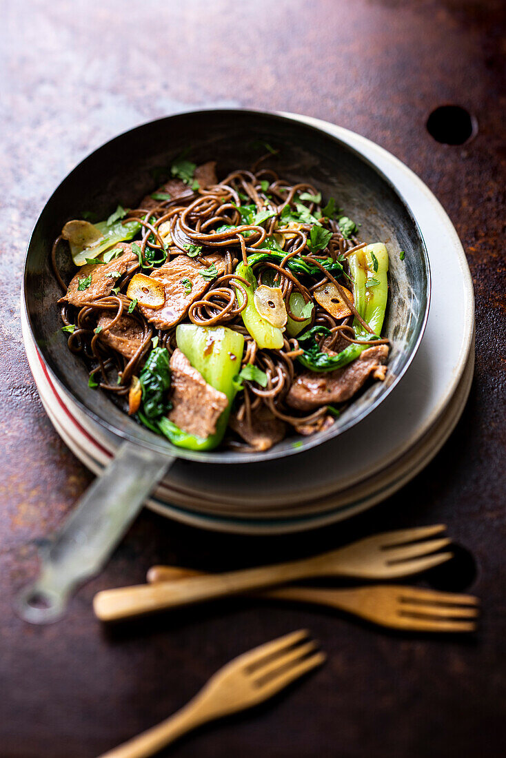 Wok mit Schweinefleisch, Soba, Pak Choi, Knoblauch und Sojasauce (Asien)