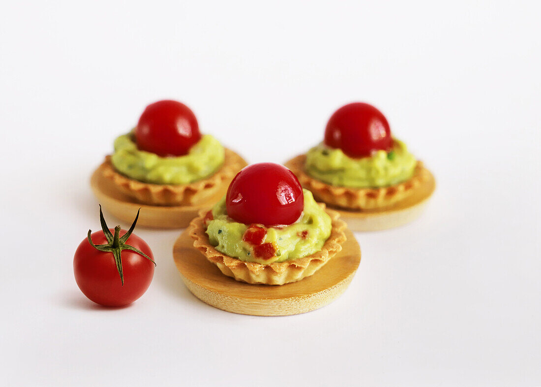 Spicy tartlets with courgette cream and cherry tomatoes