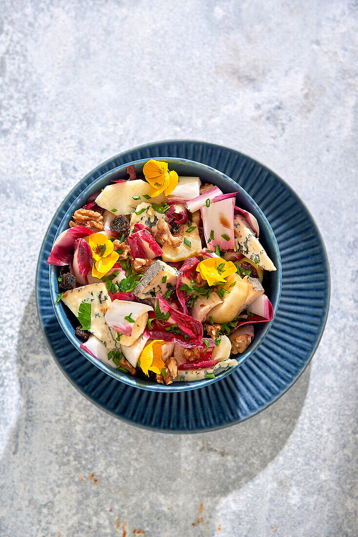 Vitamin-rich salad with red chicory, Fourme d'Ambert and walnuts
