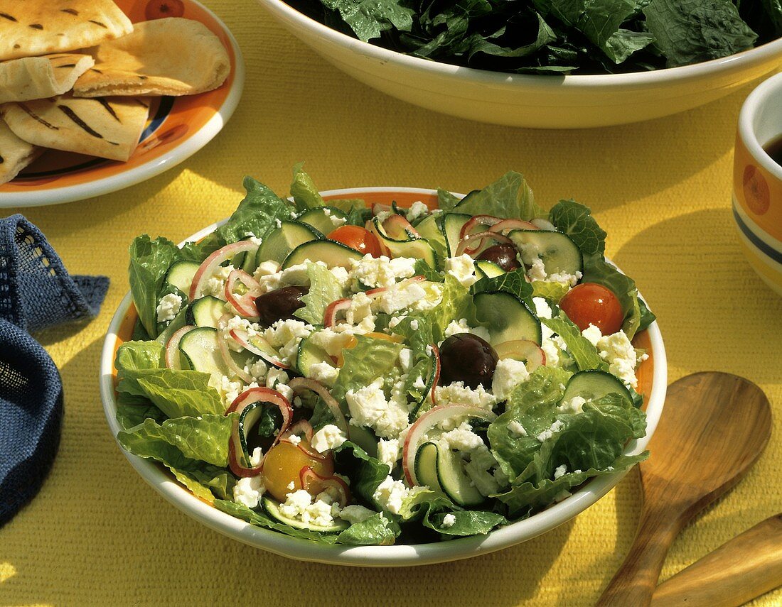 Griechischer Salat mit Gurken, Oliven, Zwiebeln & Schafskäse
