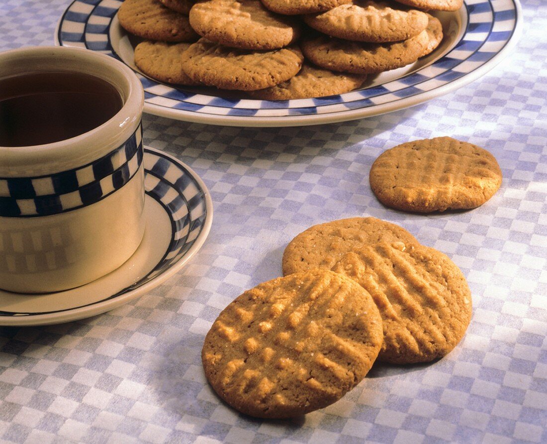 Erdnussbutterkekse auf Teller und neben einer Tasse Kaffee