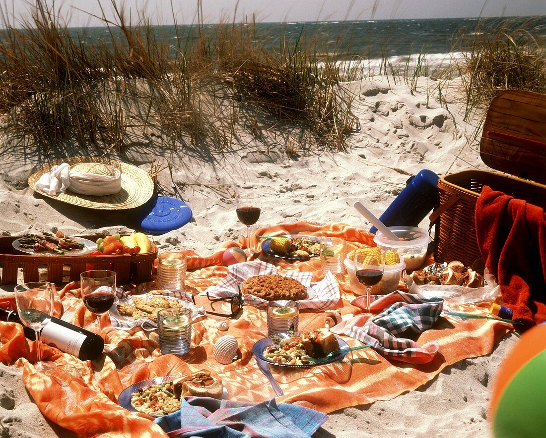 Picknick am Meer mit vielen verschiedenen Gerichten