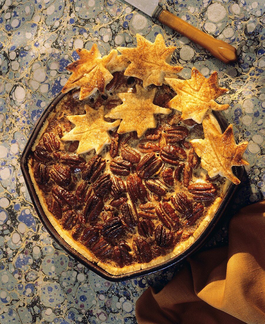 Pecanpie in der Form, verziert mit Teigblättern