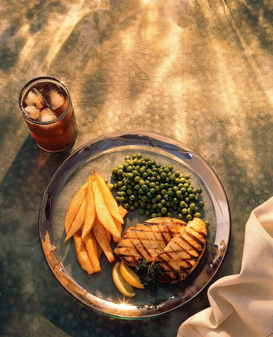 Gegrillte Hähnchenbrust mit Pommes frites & Erbsen