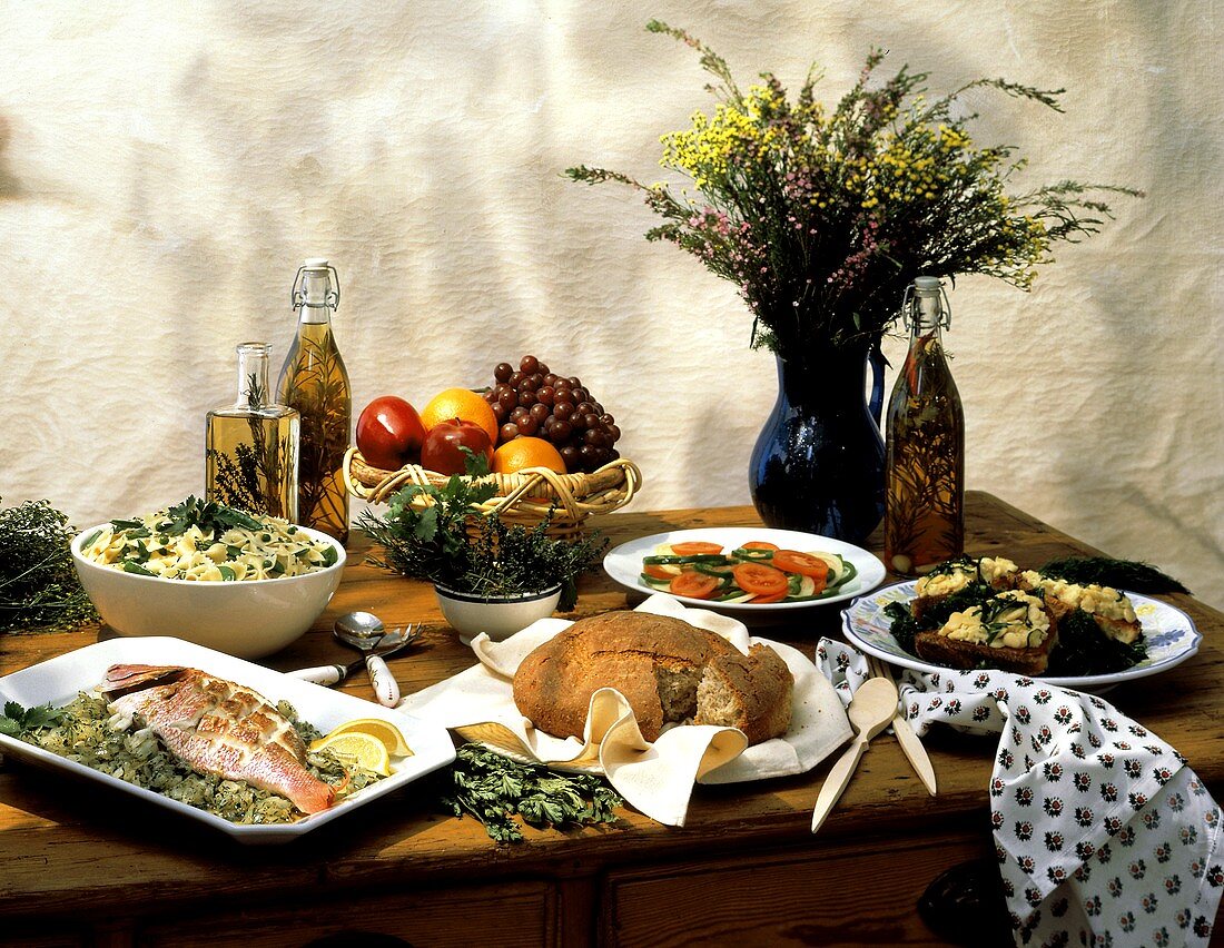 Rustikales Buffet mit verschiedenen Gerichten auf Holztisch