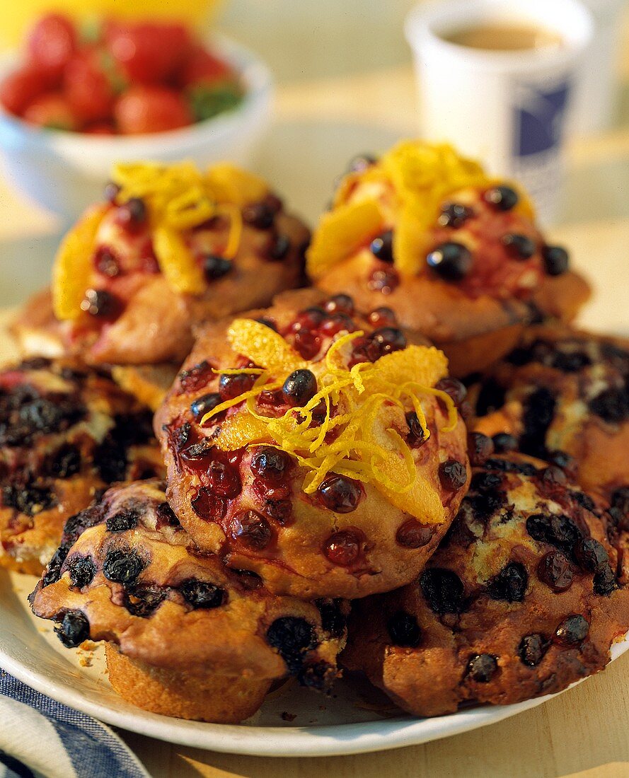 Muffins mit Heidelbeeren, Johannisbeeren & Orangenzeste