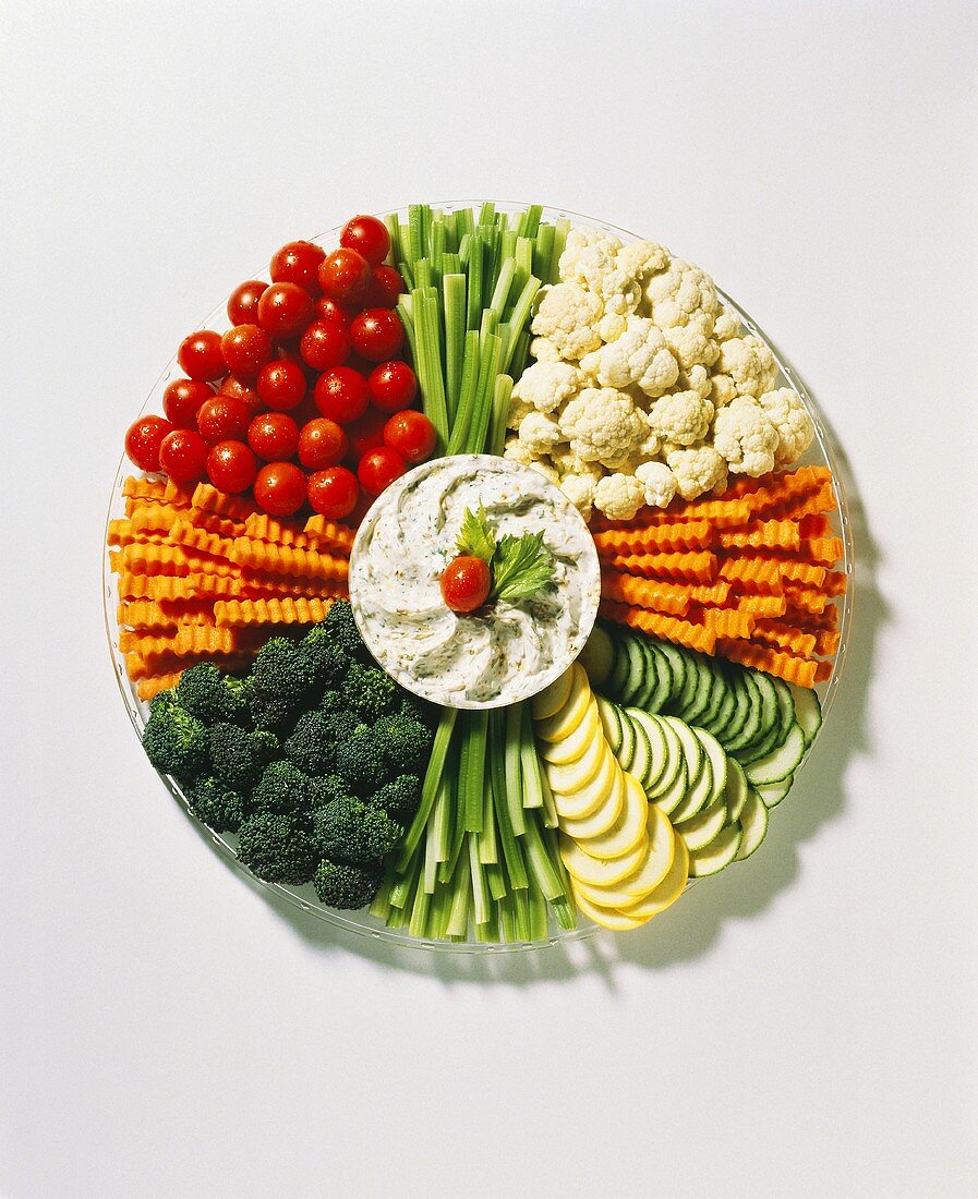 Gemüserohkostplatte mit Kräutercreme-Dip