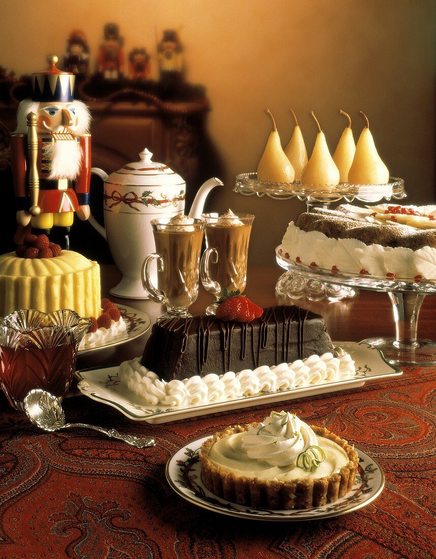 Verschiedene weihnachtliche Kuchen, Desserts & Getränke
