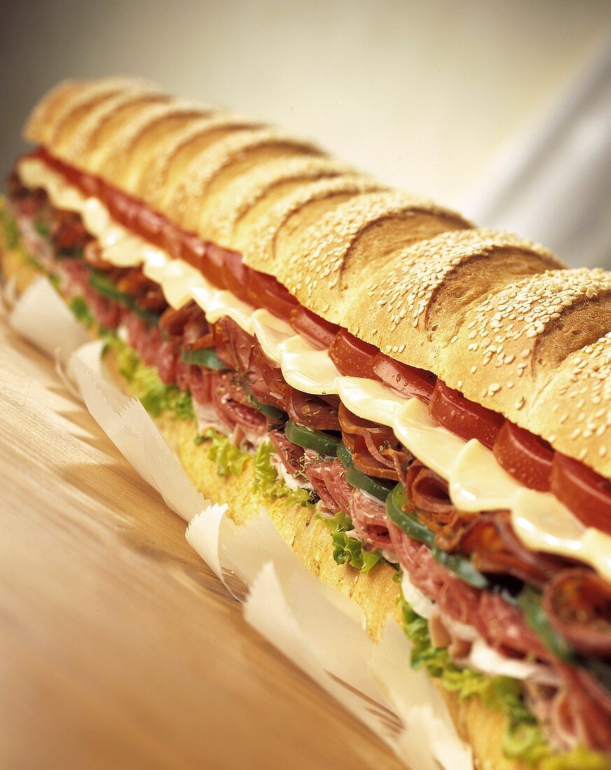 Riesen-Baguette-Sandwich mit Tomaten, Mozzarella, Salami, Ei