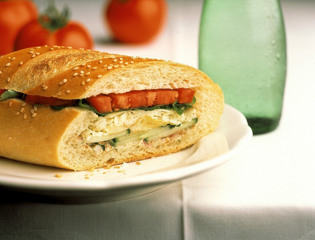 Sesambaguette-Sandwich gefüllt mit Gemüse & Fisch