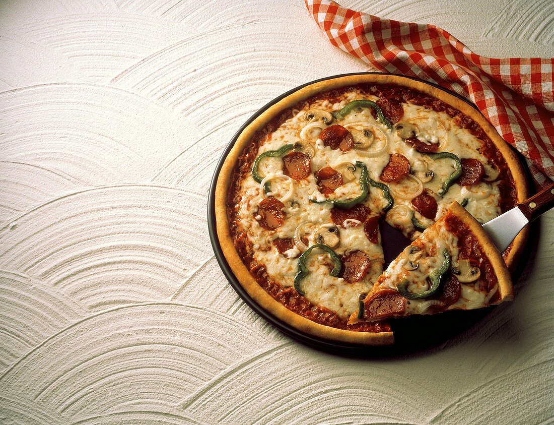 Pizza mit Paprikawurst, Gemüse, Käse