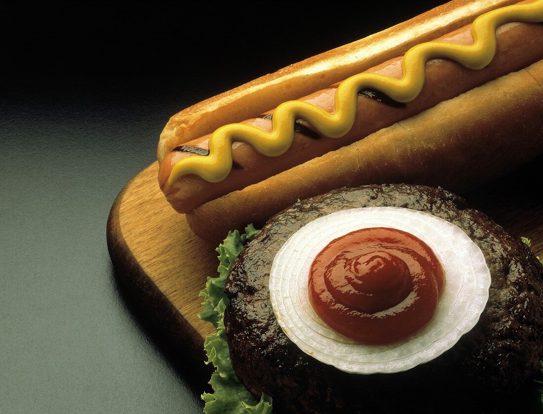 Hot Dog (gegrillt) mit Senf & Frikadelle mit Zwiebel, Ketchup
