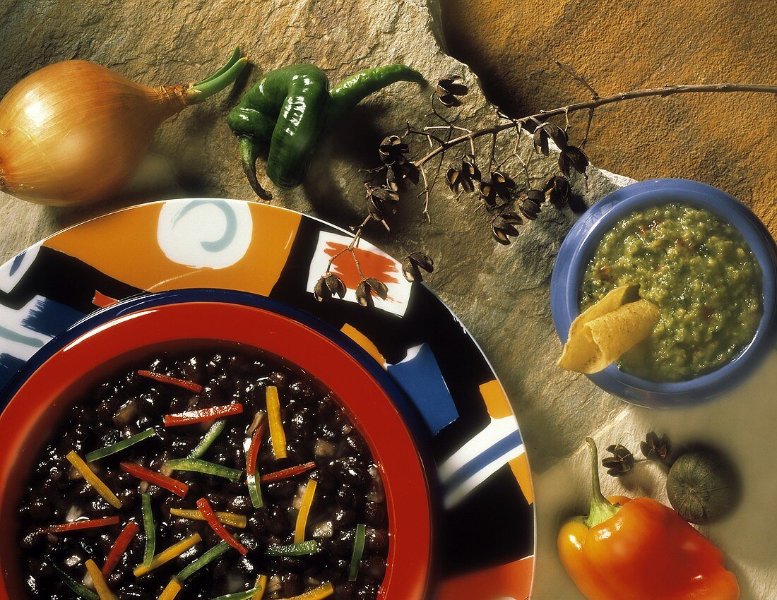 Schwarze Bohnensuppe mit Paprikastreifen & Guacamole