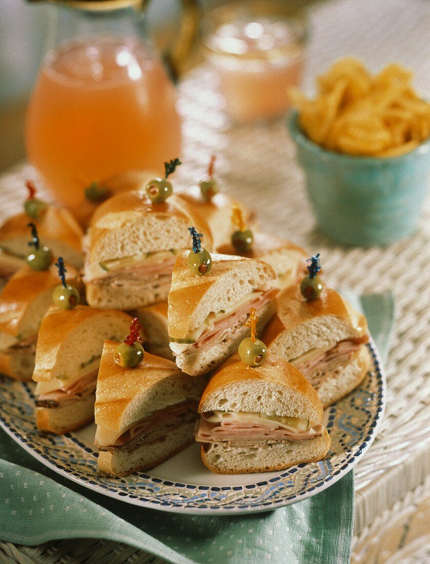 Mini-Sandwiches mit Schinken, Käse & Olivenspiesschen