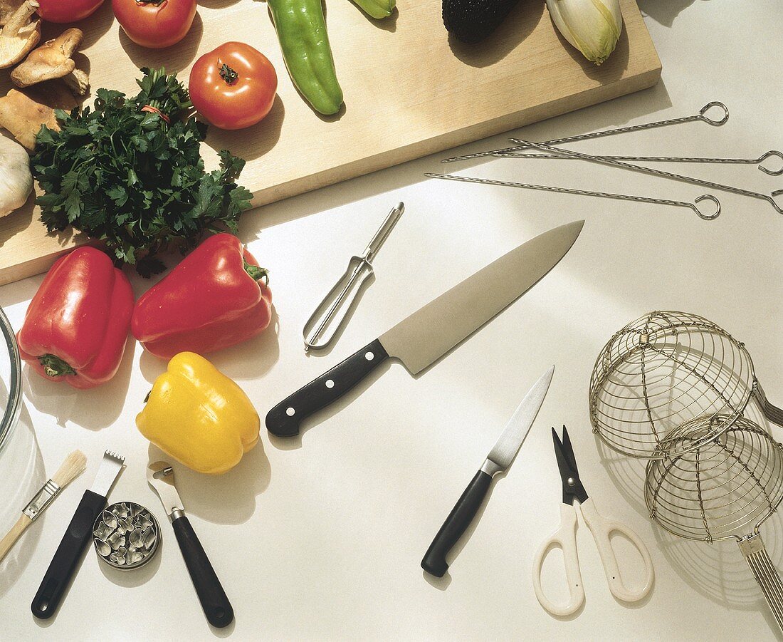 Verschiedene Küchenwerkzeuge, Gemüse, Kräuter & Pilze