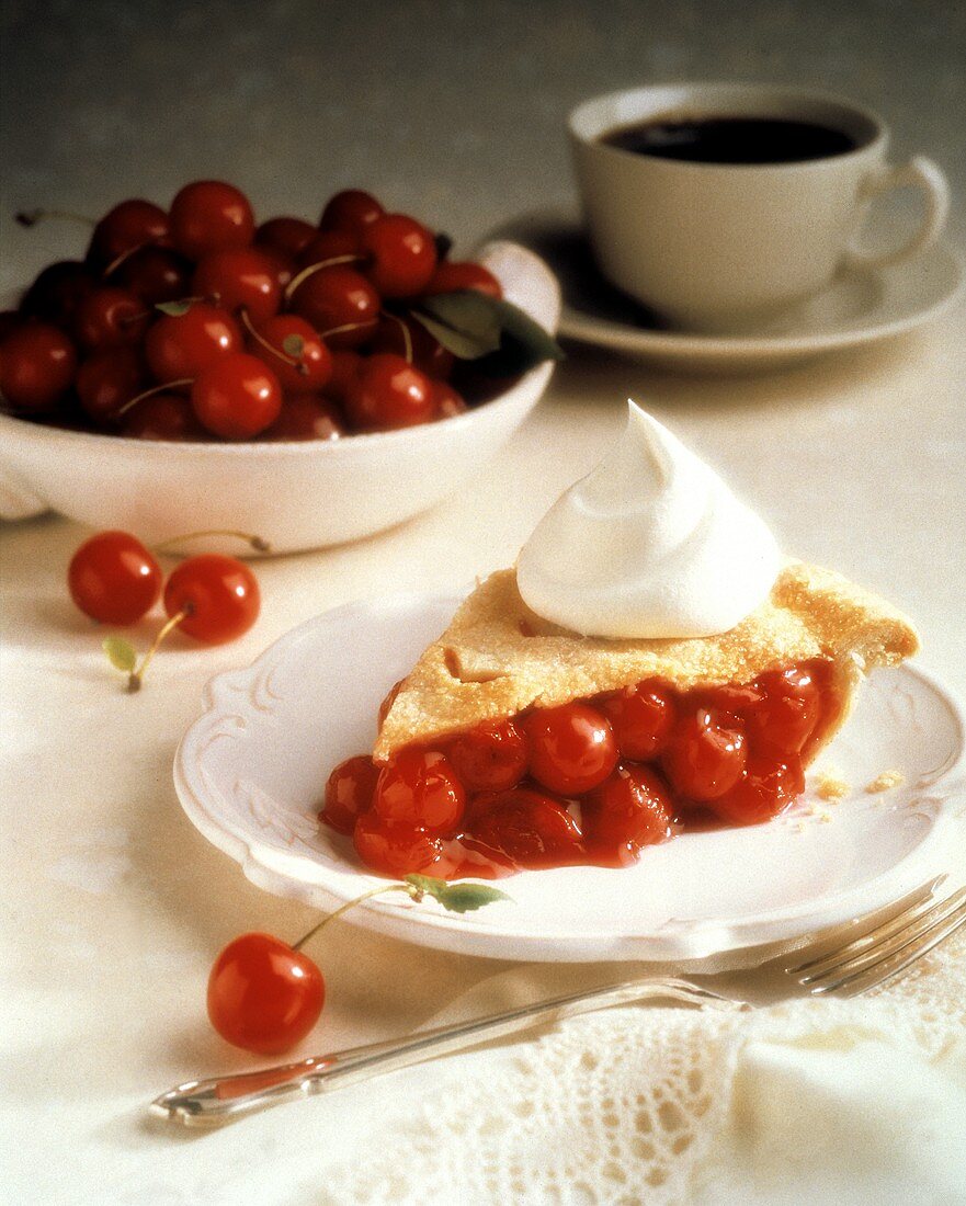 Ein Stück Cherry Pie (Kirschpastete) mit Schlagsahne