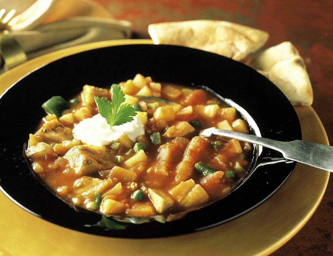 Gemüsesuppe mit Curry & Klecks saurer Sahne