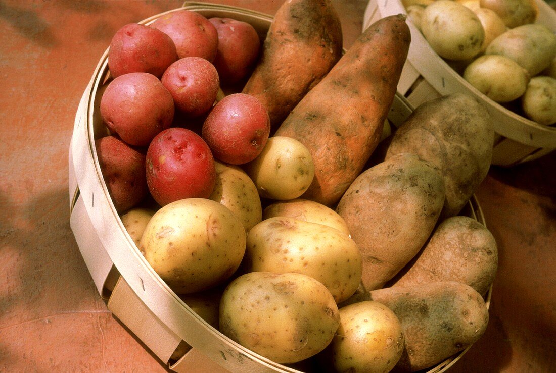 Verschiedene Kartoffelsorten in Körbchen