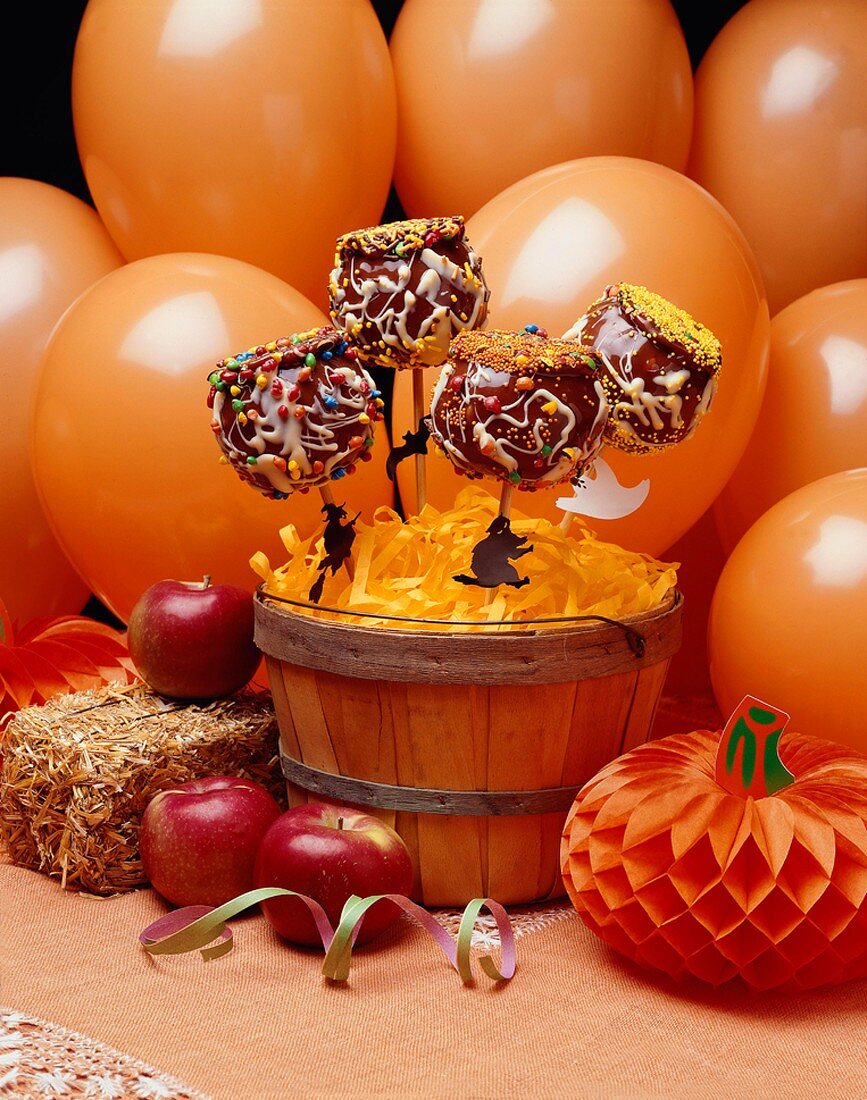 Kandierte Äpfel mit Schokoladenglasur für Halloween-Party