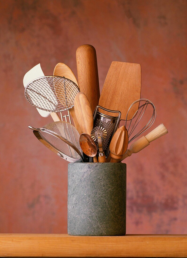 Verschiedene Küchenwerkzeuge in einem Krug