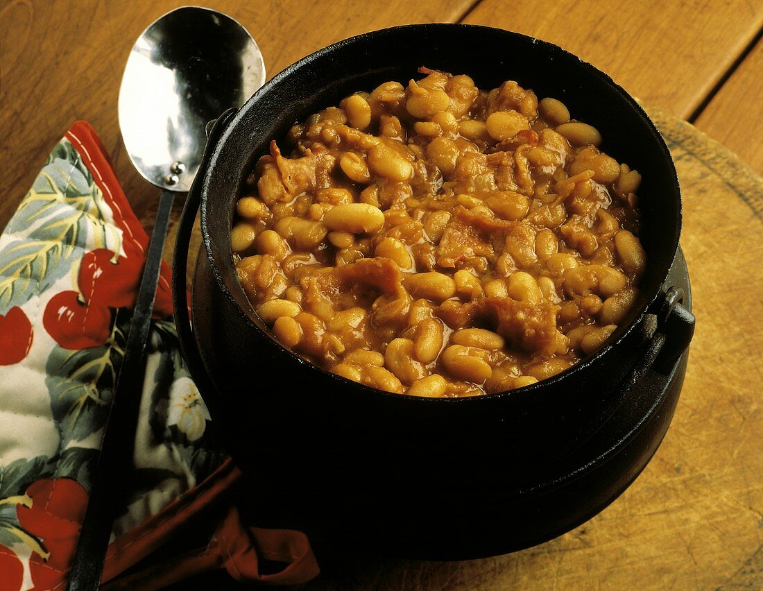 Bohneneintopf (Baked Beans) mit Speck in kleinem Kessel
