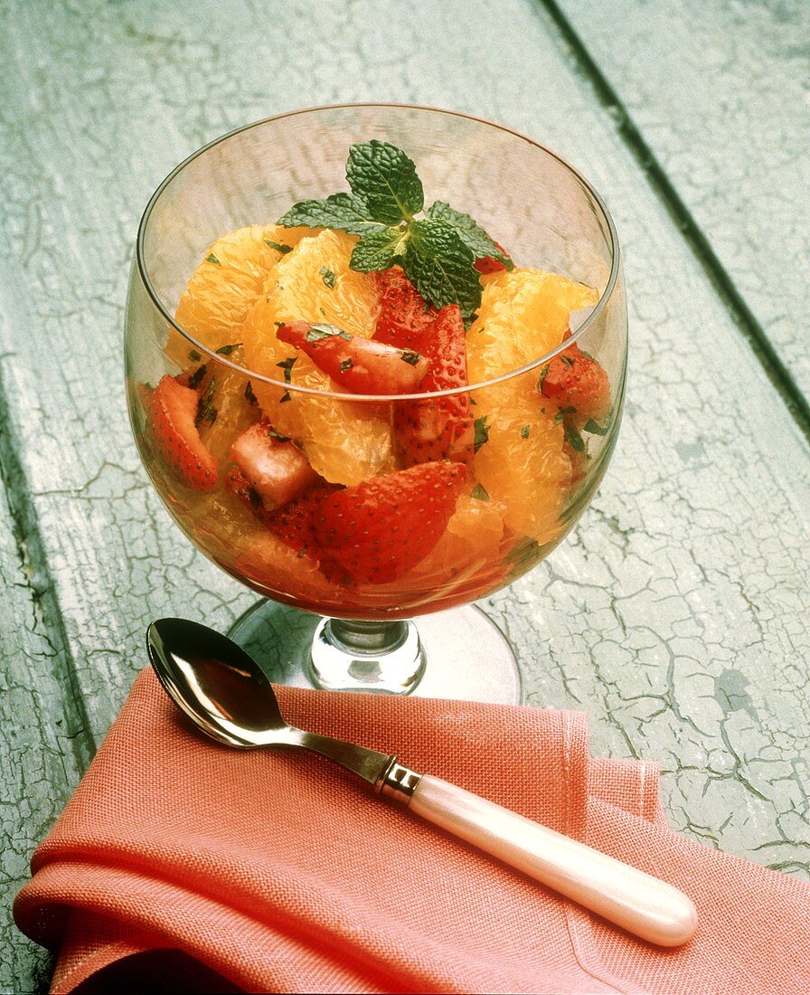 Orangen-Erdbeer-Salat mit Minze im Dessertglas