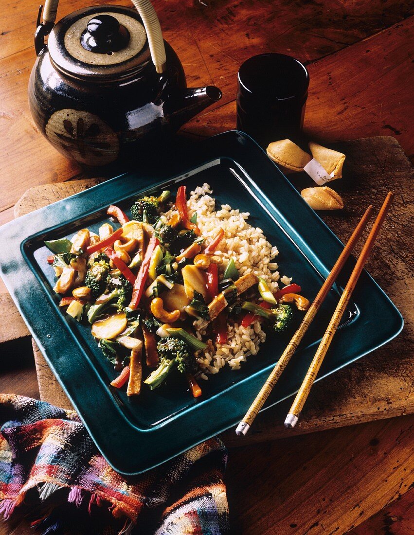 Gemischtes Gemüse mit Fleisch & Cashewnüssen auf Naturreis