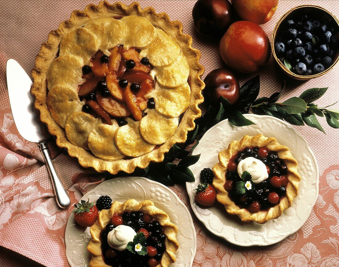 Pie mit Pfirsichen, Pflaumen, Heidelbeeren & Mini-Beerenpies