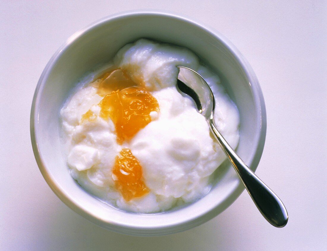 Joghurt mit Pfirsichmarmelade angerührt, im Schälchen