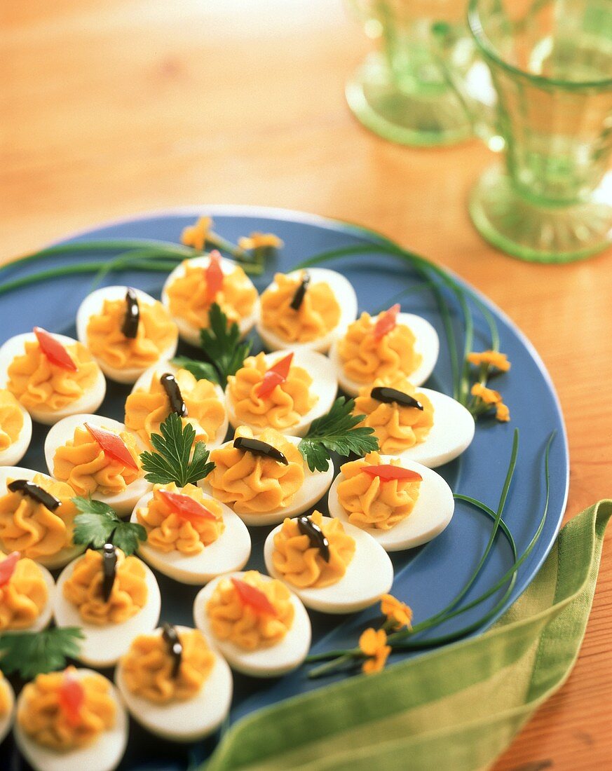 Gefüllte Eier mit Oliven- & Tomatenstückchen & Petersilie