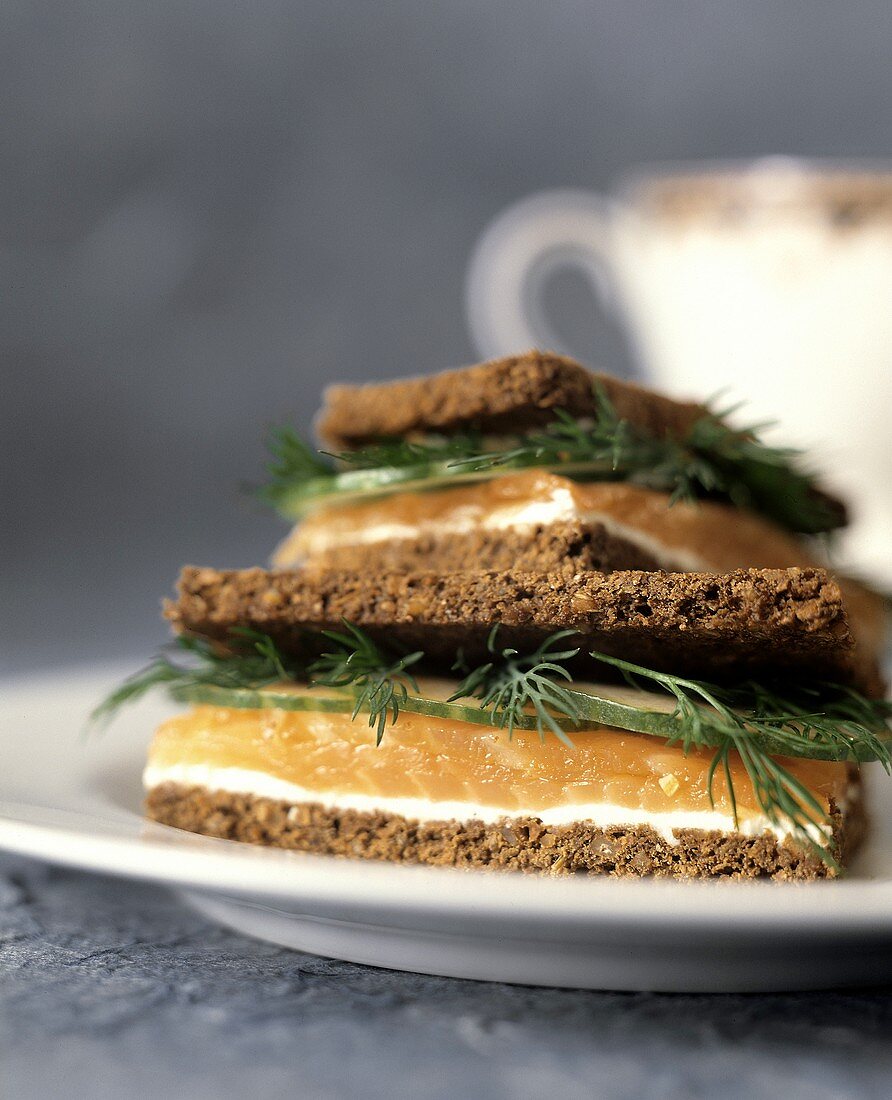 Vollkornbrotsandwiches mit Lachs, Gurken und frischem Dill