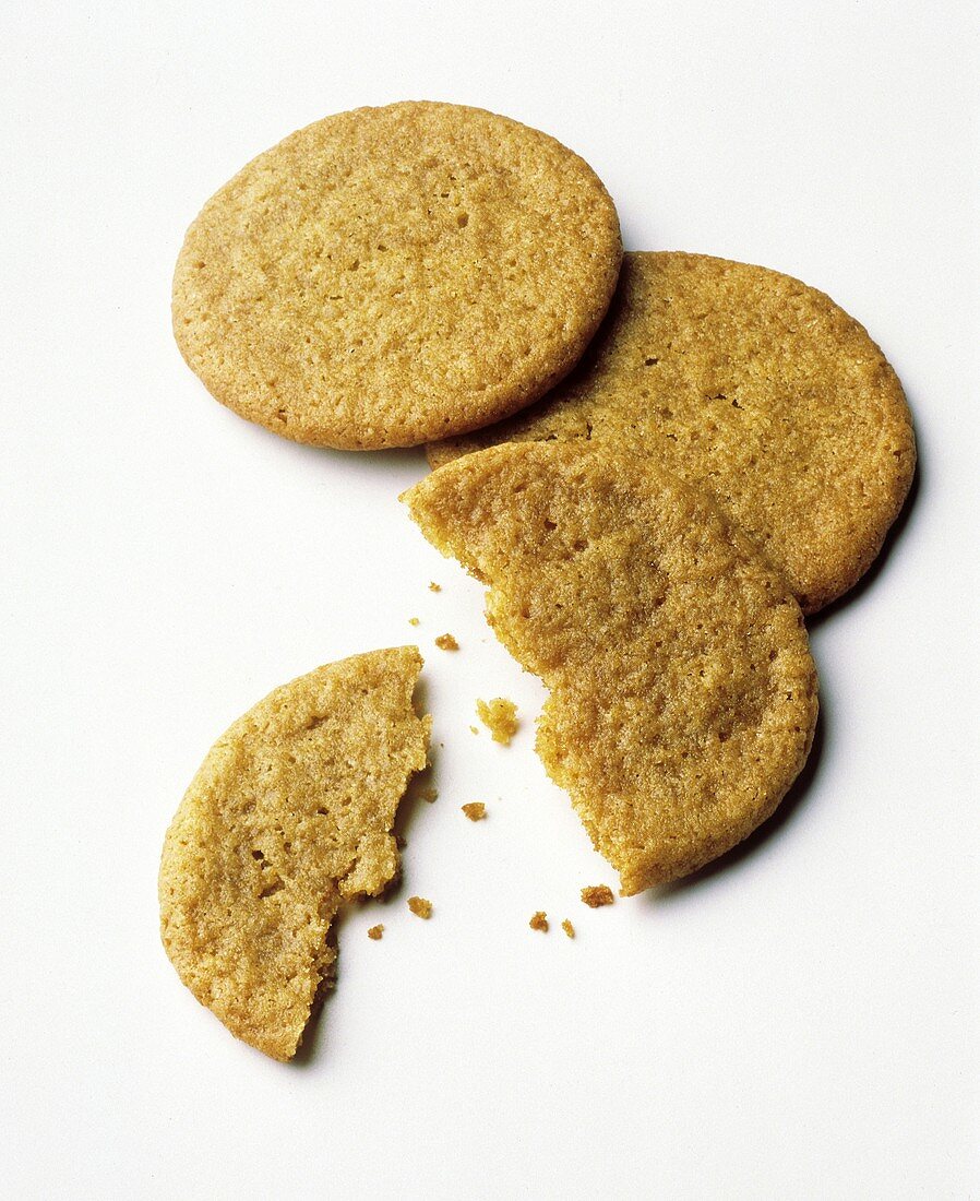 Flache Kekse (Cookies) mit braunem Zucker