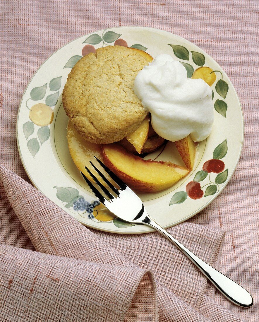 Kleiner Pfirsich Shortcake (Mürbteigkuchen) mit Schlagsahne