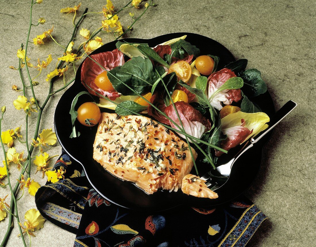 Ein Stück Lachs mit Kräutern & gemischtem Blattsalat