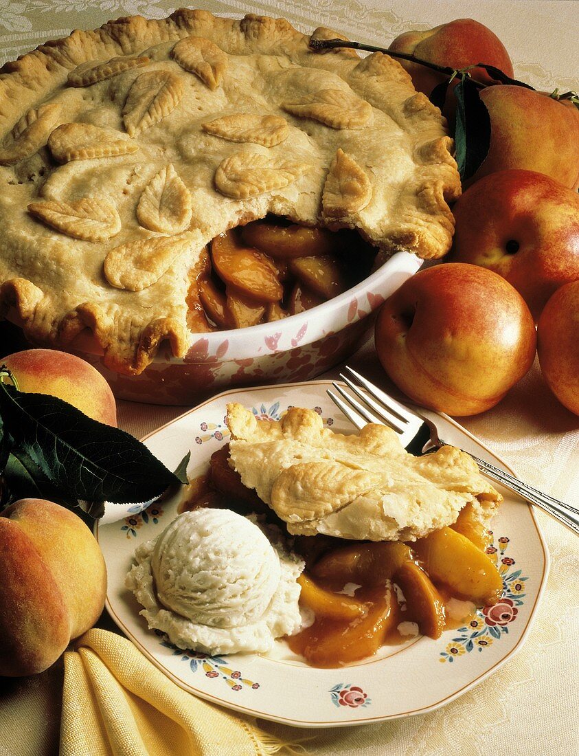 Ein Stück Pfirsichpie mit Vanilleeis vor Pie im Hintergrund