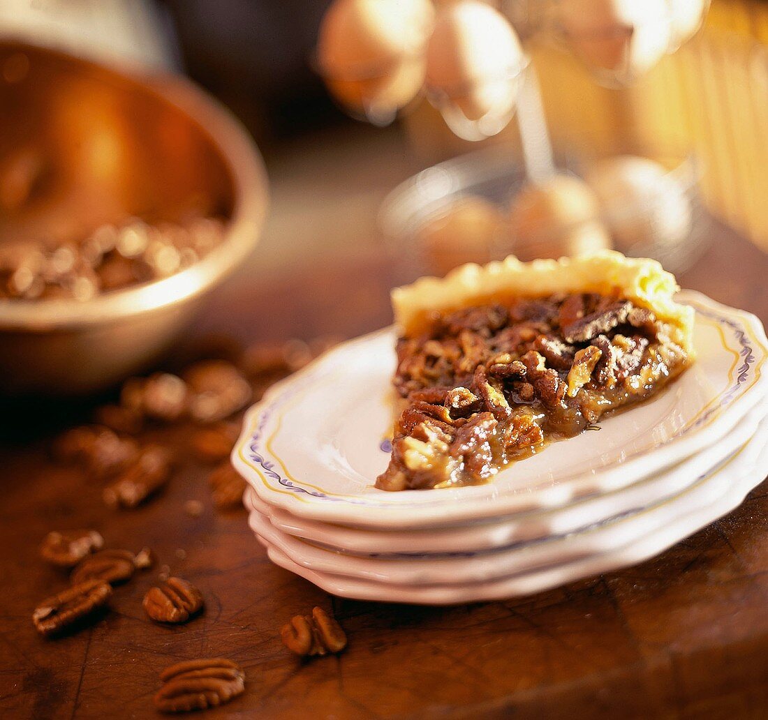 Ein Stück Pecannusskuchen (Pecan Pie) auf Teller