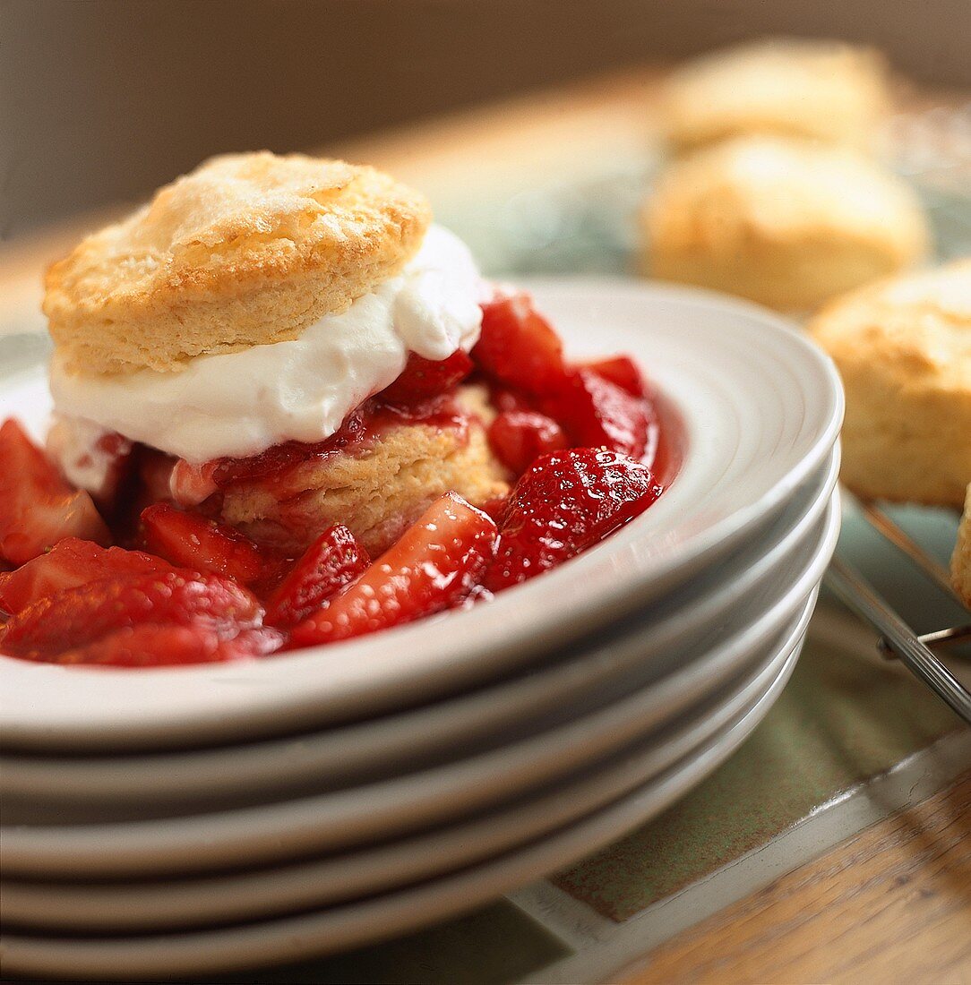 Strawberry Shortcake auf Tellerstapel