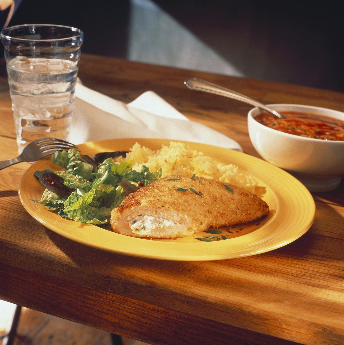 Gebackene Hähnchenbrust mit Ricottafüllung, Reis und Salat