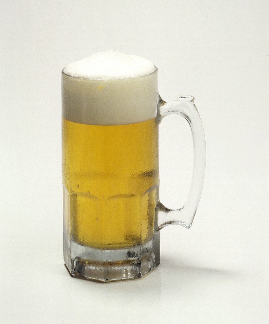 Ein Glaskrug Bier mit Schaum