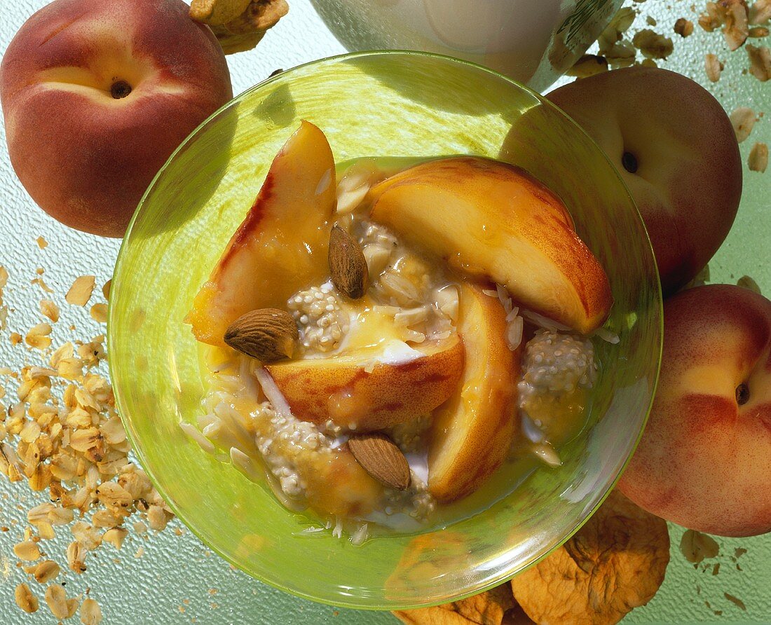 Müsli mit Quinoa, frischen Pfirsichen und Mandeln