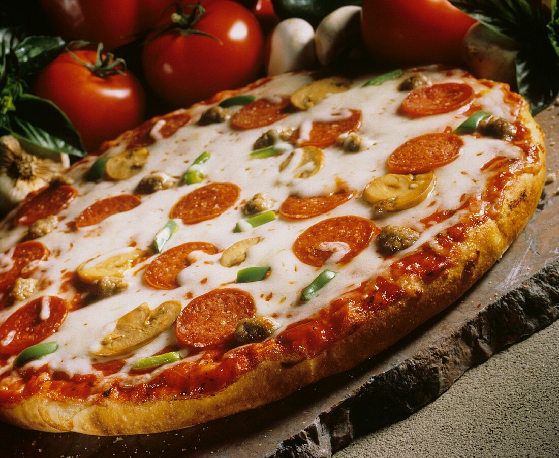 Pizza giglio (Pizza mit Salami, Pilze, Hackfleisch & Paprika)