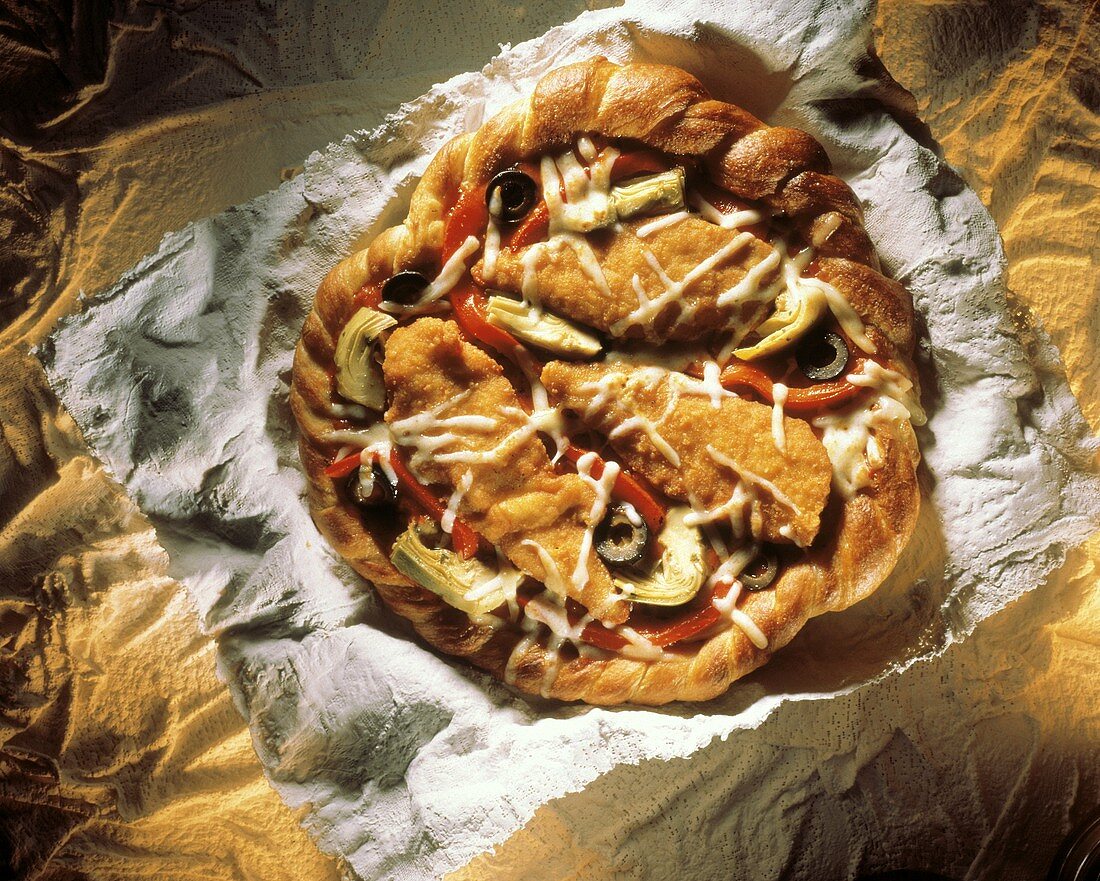Pizza mit fritierter Hähnchenbrust & Gemüse